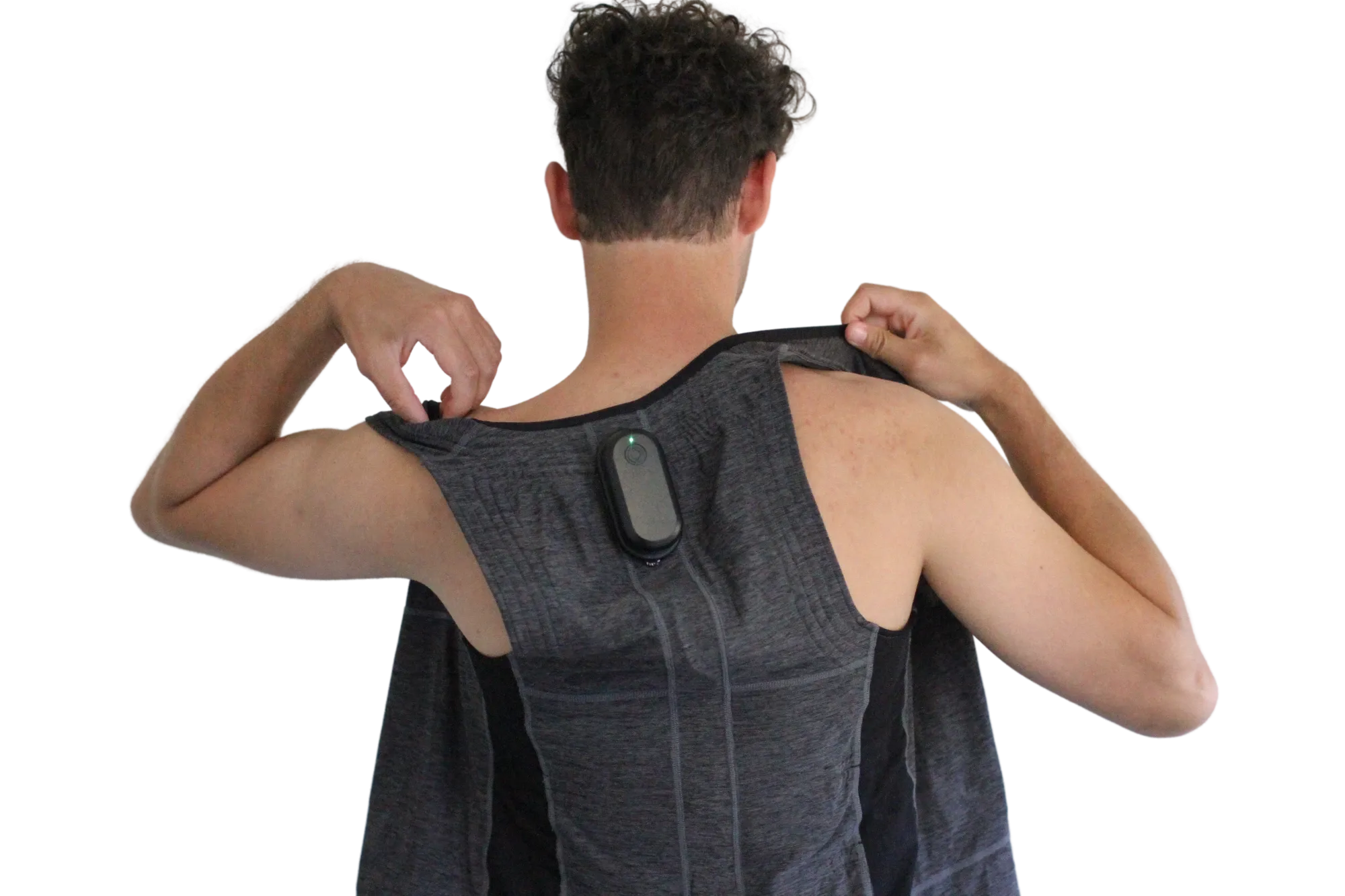Un hombre se pone el chaleco de medición de Precure, con el sensor MLI® Back entre los omóplatos